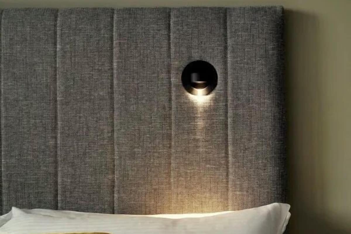 Een bureau, een laptopwerkplek