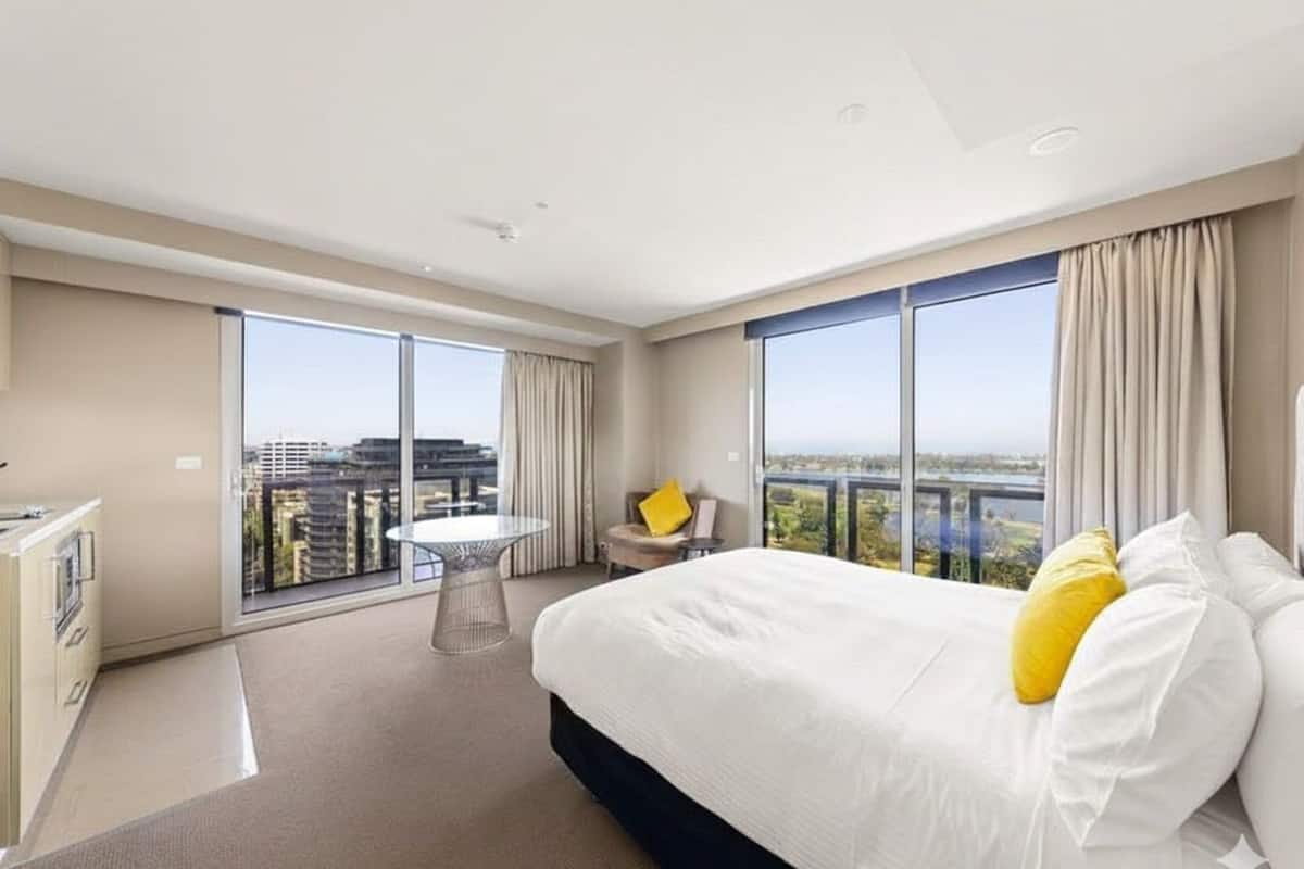 Luxe appartement, balkon, uitzicht op meer | Een bureau, een laptopwerkplek