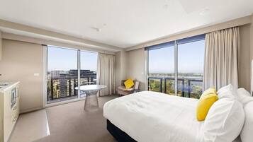 Bureau, espace de travail pour ordinateur portable