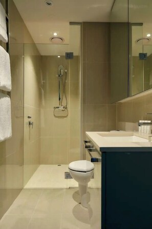 Combinazione doccia/vasca, asciugacapelli, asciugamani, sapone