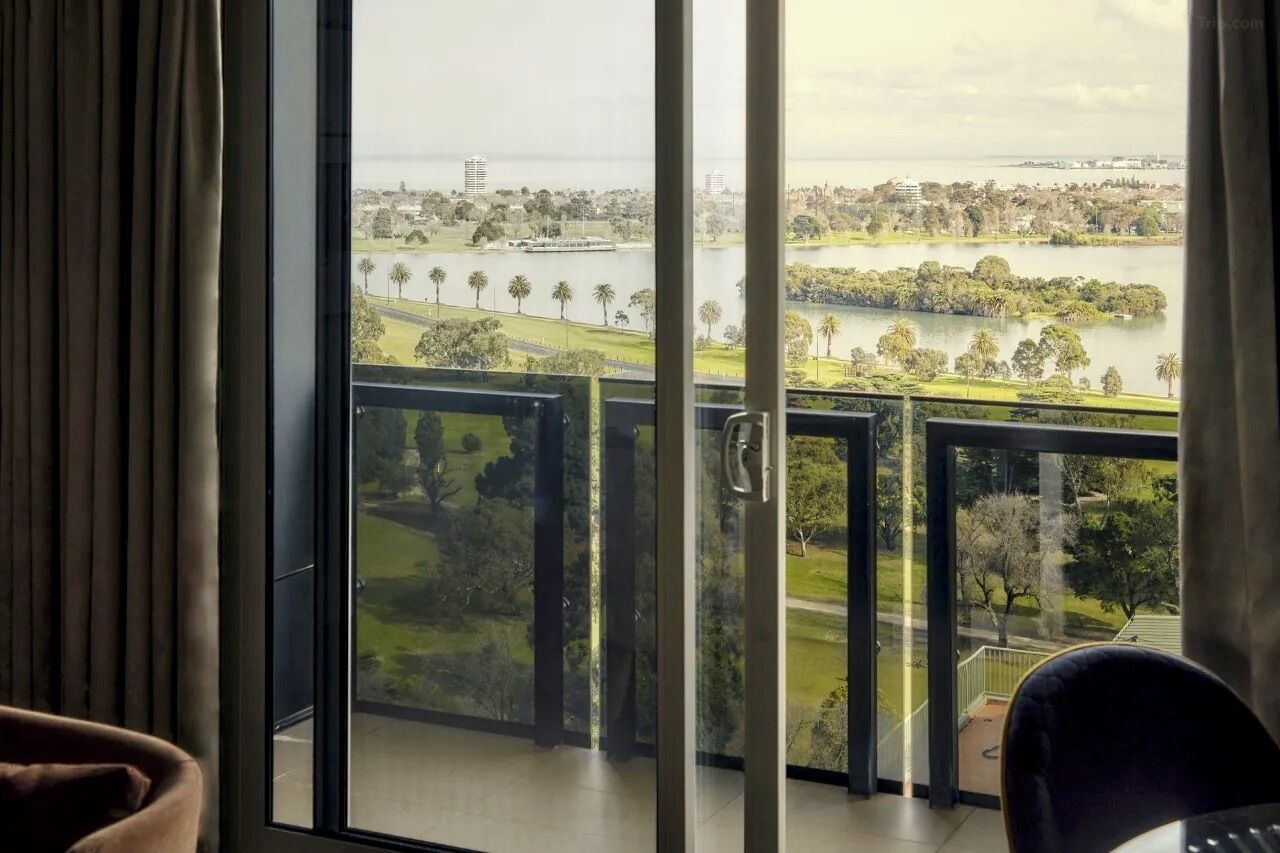 Bureau, espace de travail pour ordinateur portable