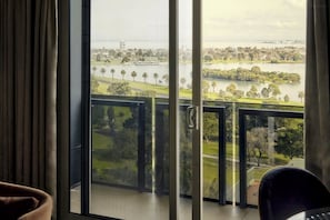 Luxe appartement, balkon, uitzicht op meer | Een bureau, een laptopwerkplek