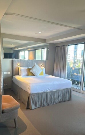 Meja kerja dan ruang kerja ramah laptop