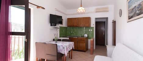 Apartment (A4) | Private kitchen | Stovetop, cookware/dishes/utensils