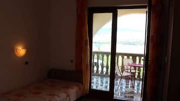 Apartment (A3) | In-room safe, iron/ironing board, free WiFi