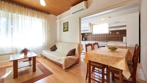 Ảnh chưa phân loại, 2 trong số 27 ảnh, nút