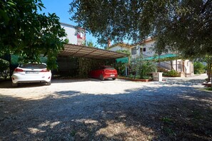 Free self-parking - Apartment and Rooms Ivo (Trogir)