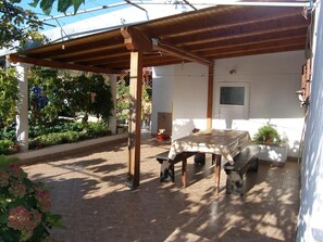 Apartment (A2) | Outdoor dining - Apartments Mirko (Tkon)