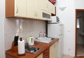 Fridge, microwave, stovetop, espresso maker - Apartments Mari (Zadar)