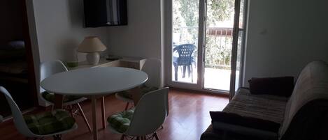 Apartment (A2) | Dining