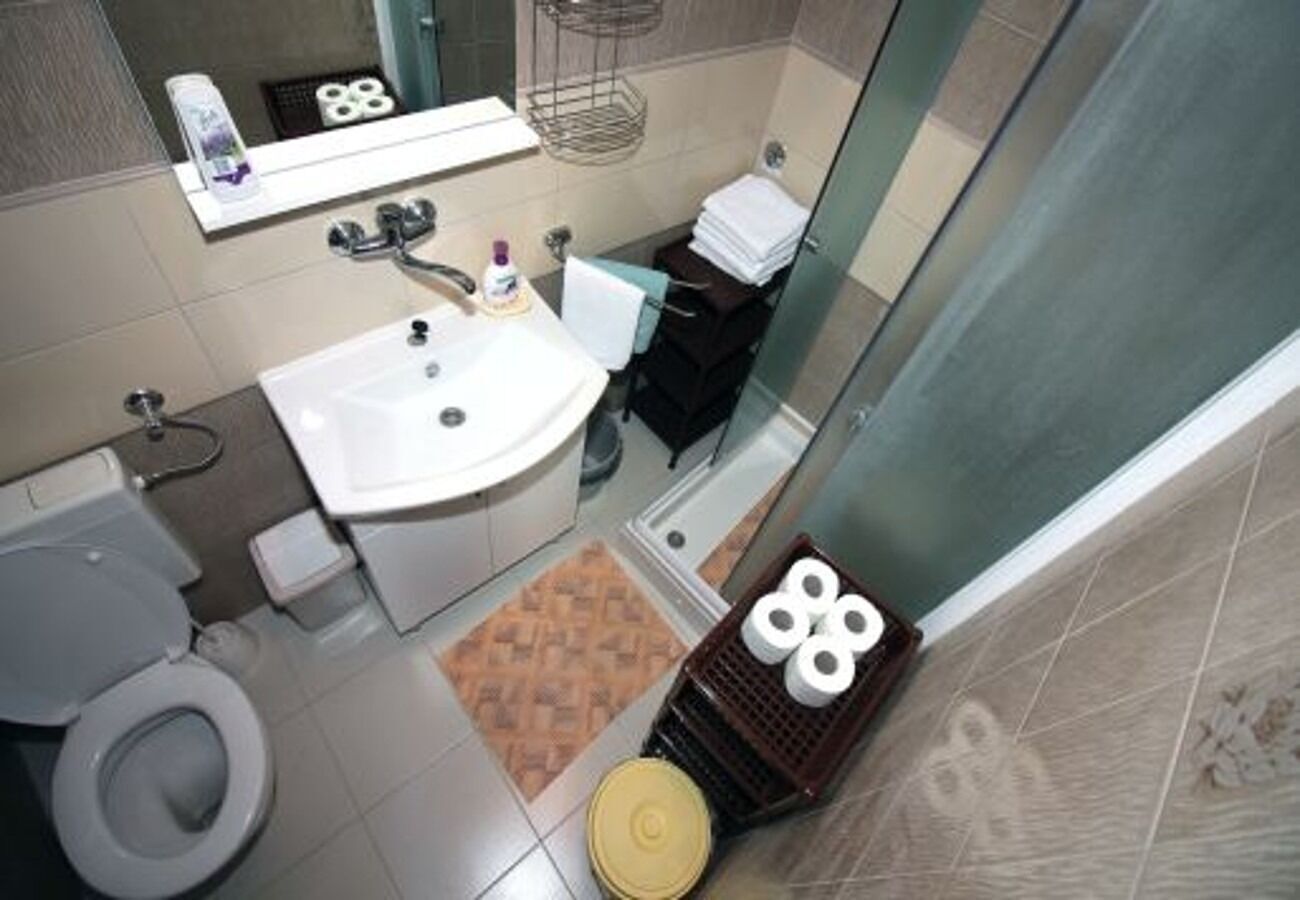 Une salle de bain comprenant des toilettes, un lavabo et un espace douche.