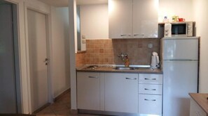 Apartment (A2) | Private kitchen - Apartments Mis (Zadar)