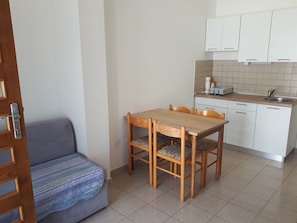 Appartement (A2) | Cuisine privée | Réfrigérateur, surface de cuisson, vaisselle et ustensiles