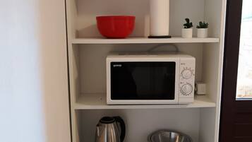 Apartment (A1) | Private kitchen | Fridge, oven, stovetop, cookware/dishes/utensils
