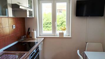 Lejlighed (A2) | Privat køkken | Køleskab, ovn, kogeplade, køkkentøj/tallerkener/redskaber