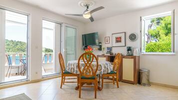 Apartment (A2) | Dining
