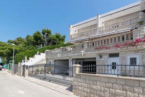 Free self-parking - Apartments Sonja (Solta)
