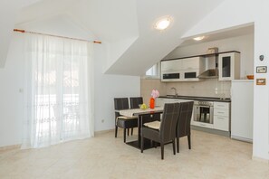 House | Private kitchen | Fridge, microwave, oven, stovetop - House Sanda (Supetar)