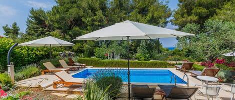 สนามรอบบริเวณ