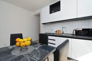 Appartement (A3) | Cuisine privée | Réfrigérateur, surface de cuisson, cafétière à espresso