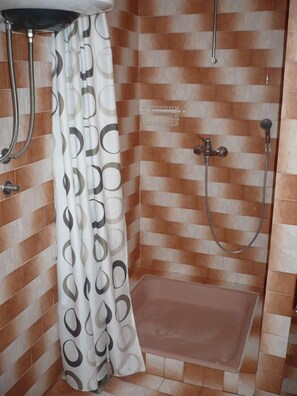 Apartment (A1) | Bathroom | Shower, towels