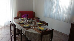 Apartment (A2) | Dining