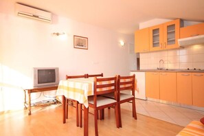 Apartamento (A2) | Cocina privada | Frigorífico, placa de cocina y utensilios de cocina