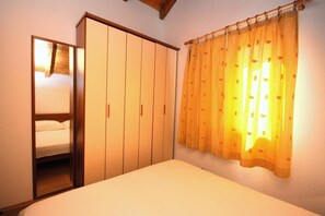 Apartment (A5) | Iron/ironing board, free WiFi - Apartments Dragan (Tisno)