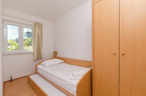 Apartment (A1) | Iron/ironing board, free WiFi - Apartments Dragan (Tisno)