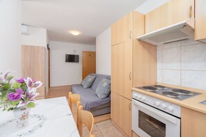 Apartment (A4) | Eigene Küche | Kühlschrank, Ofen, Herdplatte, Espressomaschine