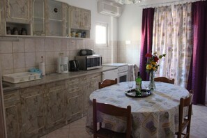 Apartment (A2) | Private kitchen | Fridge, microwave, oven, stovetop - Apartments Suzi (Bol)