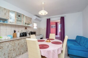 Appartement (A2) | Cuisine privée | Réfrigérateur, four à micro-ondes, un four, surface de cuisson