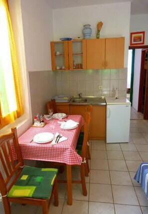House | Private kitchen | Fridge, microwave, oven, stovetop - House Kuca za Odmor (Preko)