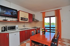 Apartment (A3) | Private kitchen | Fridge, microwave, oven, stovetop - Apartments Ljilja (Nin)