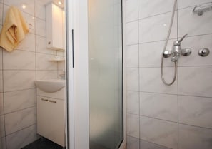 Apartment (A1) | Bathroom | Shower - Apartment Rina (Okrug)