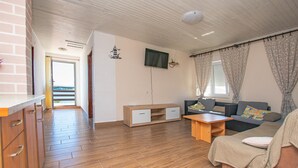 Un salon moderne avec un canapé, une table basse et un meuble en bois.