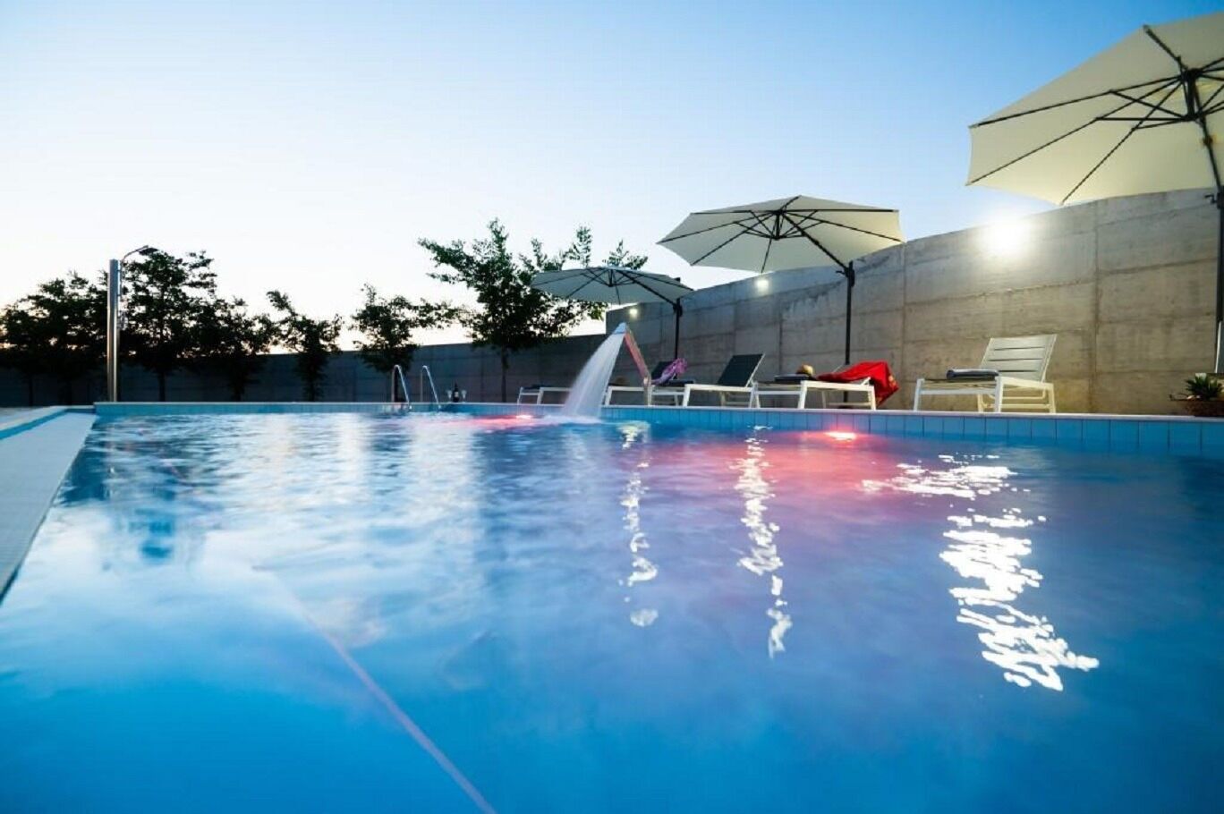 Außenpool, Infinity-Pool, Sonnenschirme, Liegestühle