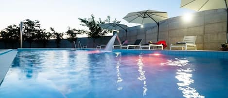 室外泳池、無邊際泳池;泳池傘、躺椅