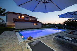 Outdoor pool, an infinity pool, pool umbrellas, sun loungers - Apartments Armitage (Privlaka)