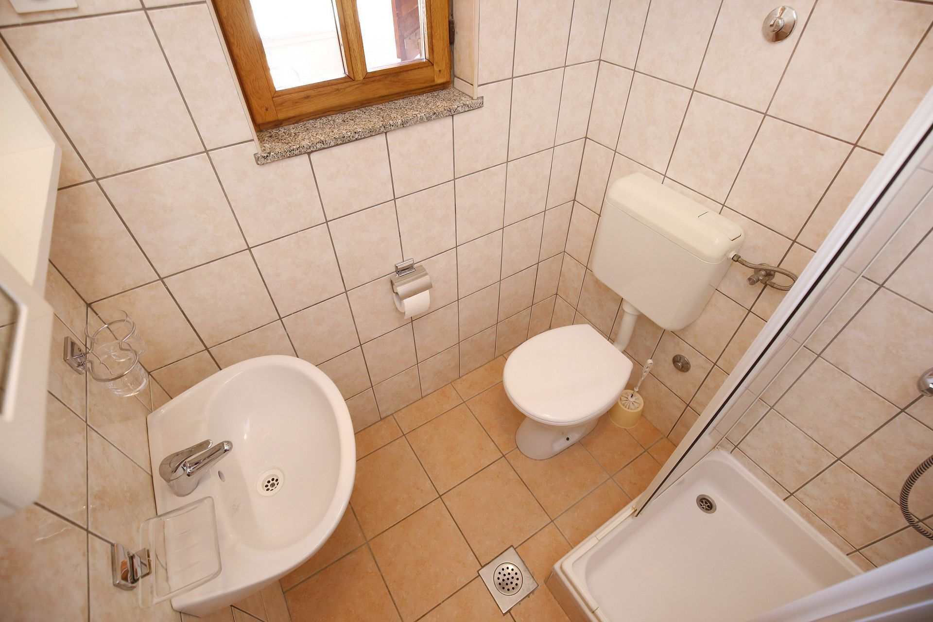 A bathroom with a toilet, bidet, and bathtub.