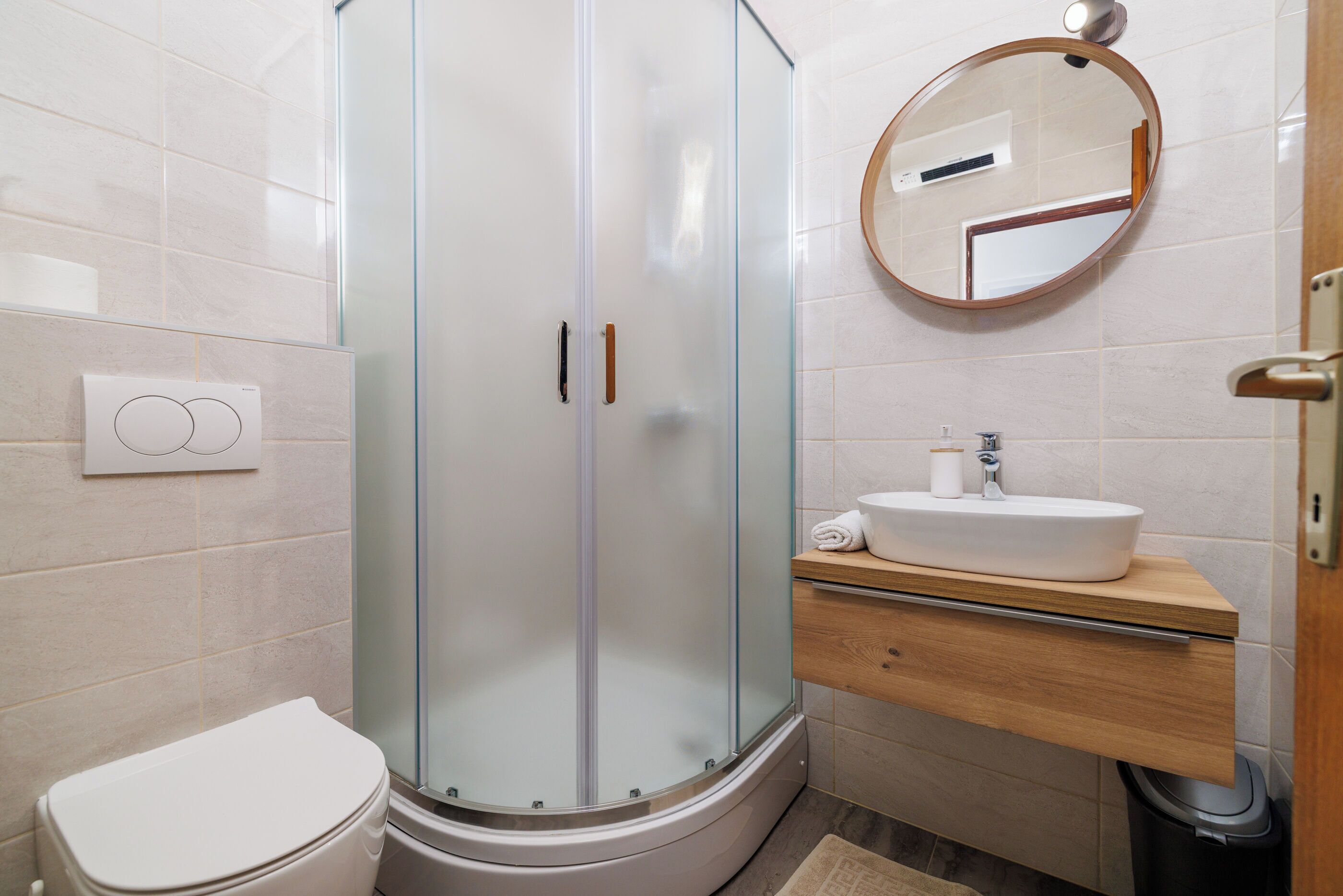 Apartment (A1) | Bathroom | Shower, towels