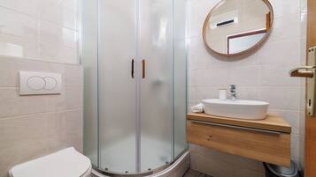 Apartment (A1) | Bathroom | Shower, towels
