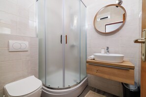 Apartment (A1) | Bathroom | Shower, towels - Apartment Renata (Omisalj)