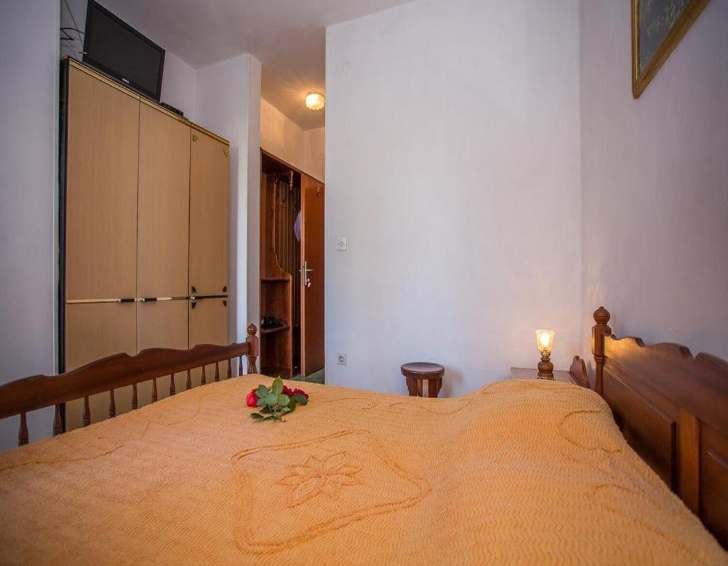 Room (S6) | Interior