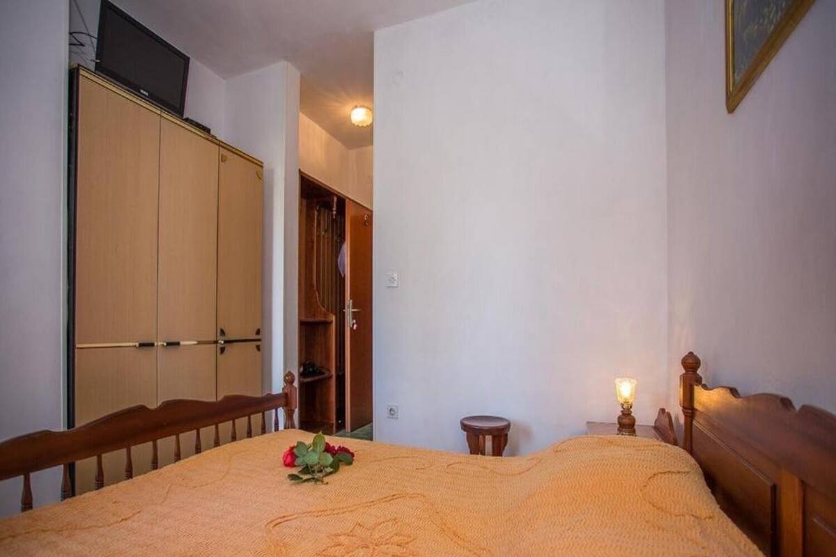 Room (S6) | Interior