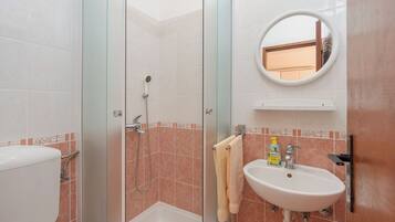 Apartment (A2) | Bathroom | Shower
