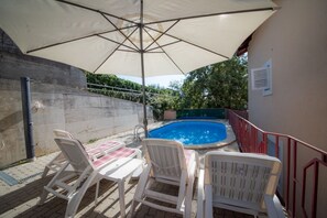 Outdoor pool, pool umbrellas, sun loungers - Apartment Ivona (Omisalj)