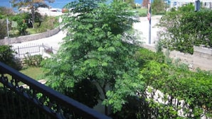A coastal view with a building, trees, and a clear sky. - Apartment Lina (Pag)