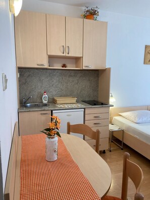 Studio (A5) | Private kitchen | Fridge, stovetop, electric kettle, cookware/dishes/utensils - Apartment Lina (Pag)