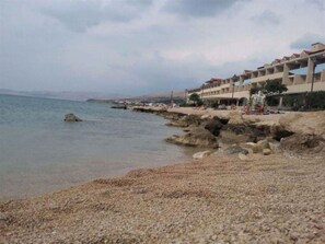 Una spiaggia nelle vicinanze